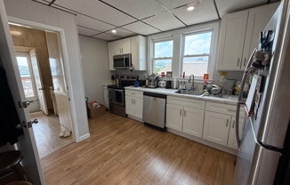 3 beds, 1 bath, 1,296 sqft, $3,400, Unit 3