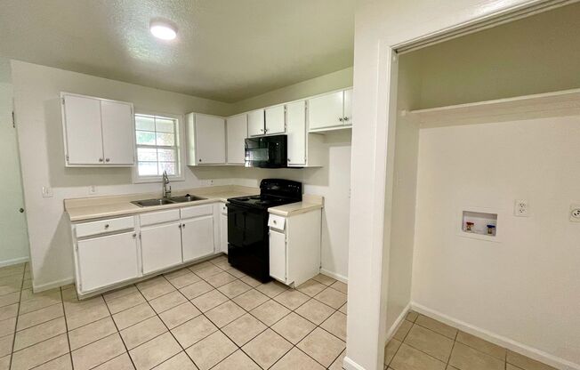 3 Bedroom / 1 Bath in Apartment in Truman Available Now!