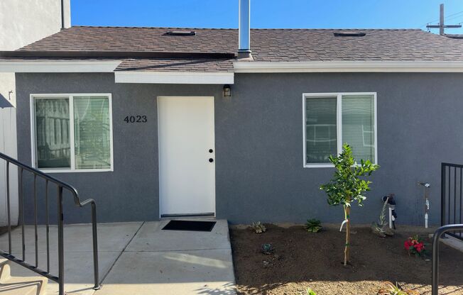 Updated 2 Bedroom House with laundry in Mountain View!