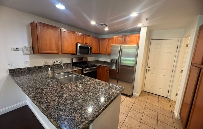 Spacious 2 Story Condo In Westlake Villas