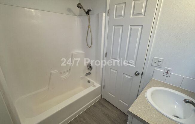 2 beds, 1 bath, $1,495, Unit 4124 Unit D