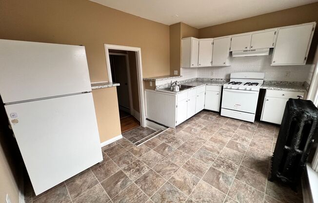 Spacious Five Bedroom, Two Bath Upper Level Duplex in St. Paul!