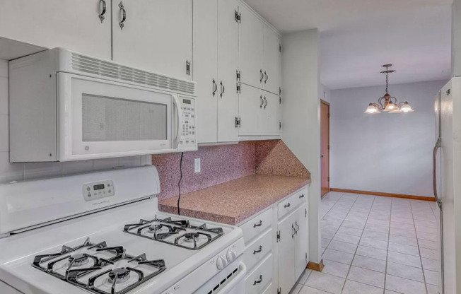 2 beds, 1 bath, $1,200