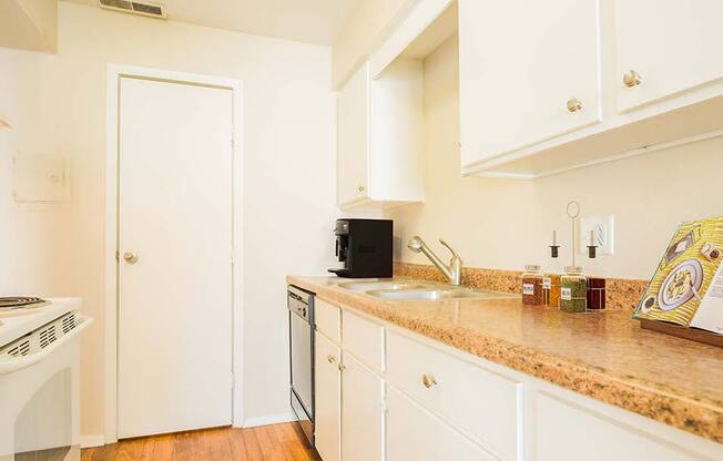 fully-equipped kitchen at georgetowne apartments