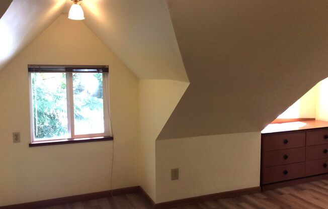 Studio Garage Apartment - Des Moines - Available Now! Utilities Included!