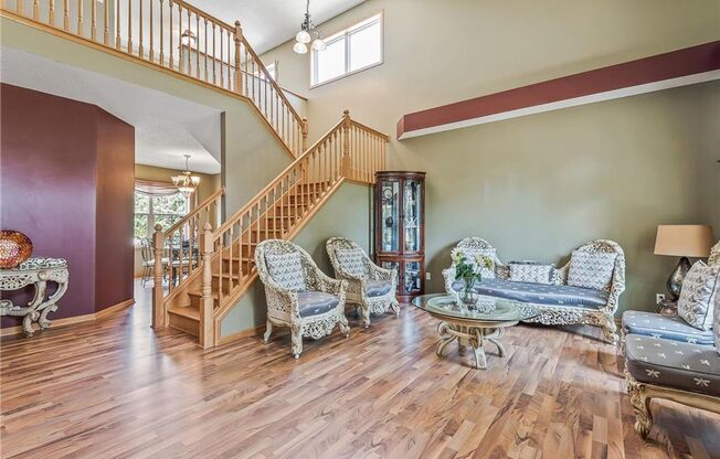 Gorgeous 2-story home on a cul-de-sac in Plymouth available for rent