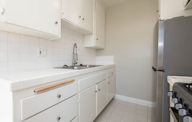 Studio, 1 bath, 390 sqft, $1,825, Unit 10