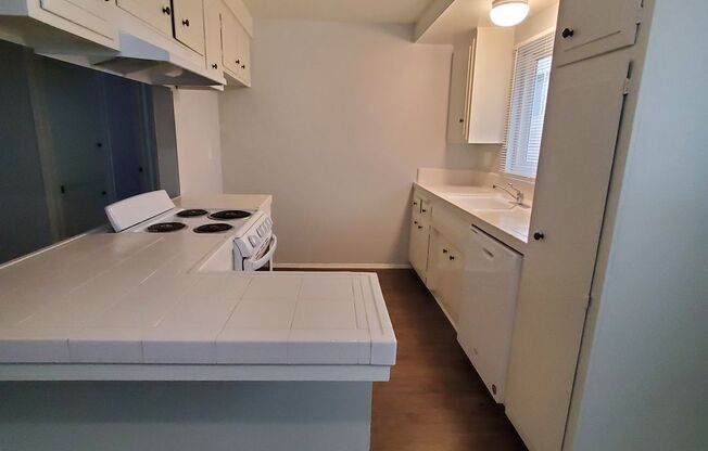 2 beds, 2 baths, $2,575, Unit B