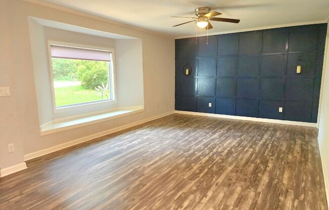 Stunning 4/2 Redecorated Home Close to I-110!