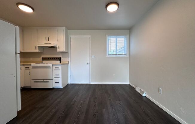 2 beds, 1 bath, 896 sqft, $1,145