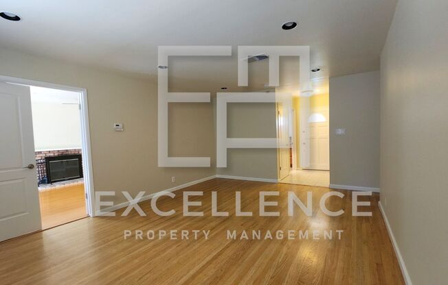 3/2 House with HWF, Granite Kitchen, Enclosed Front Patio and Pets Negotiable