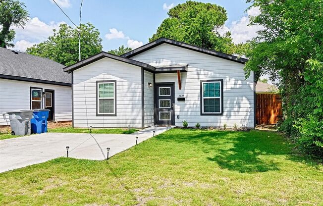 Modern 3BR/2BA Home with Washer/Dryer and Refrigerator Included