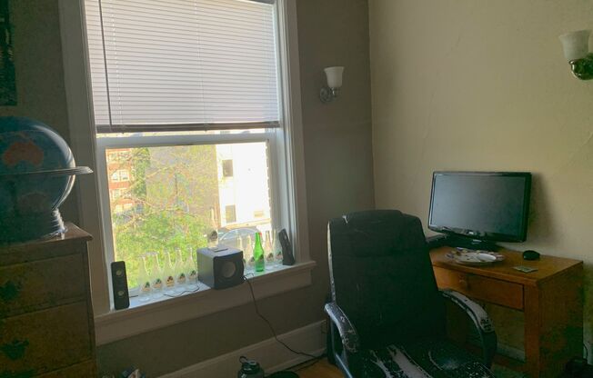 4 beds, 2 baths, $2,350, Unit 7