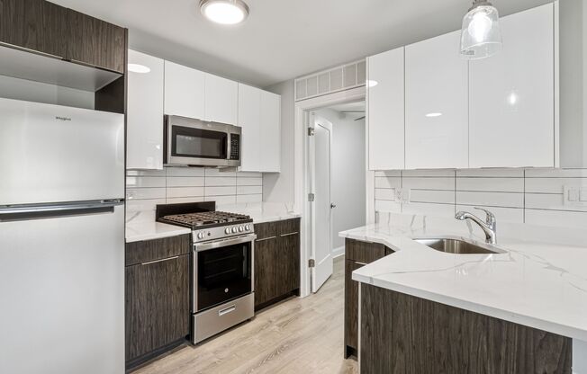 2 beds, 1 bath, 589 sqft, $2,100, Unit 244
