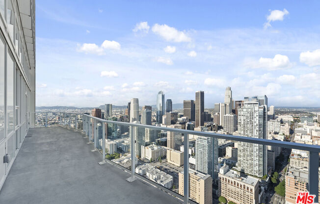 4 beds, 4.5 baths, 3,652 sqft, $25,000, Unit PH 1