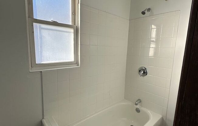 2 beds, 1 bath, $1,195, Unit Apt 3