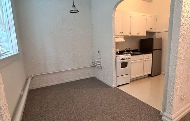 Studio, 1 bath, 275 sqft, $1,380, Unit 110