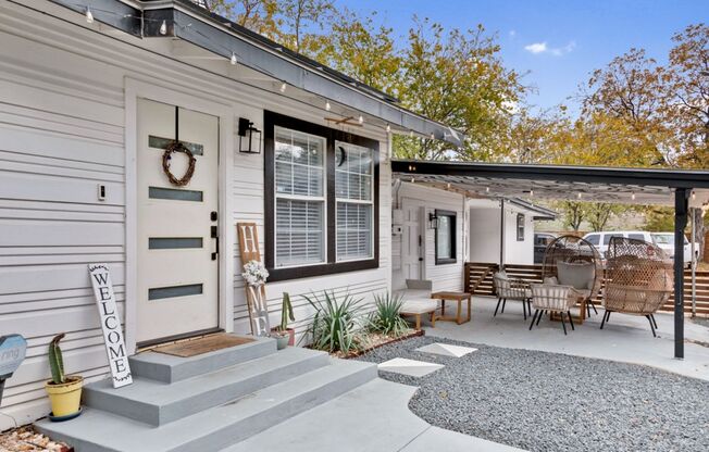 A Must See! Beautiful, Cozy & Modern 3/2 Home near Downtown SA in Lavaca and King William Area