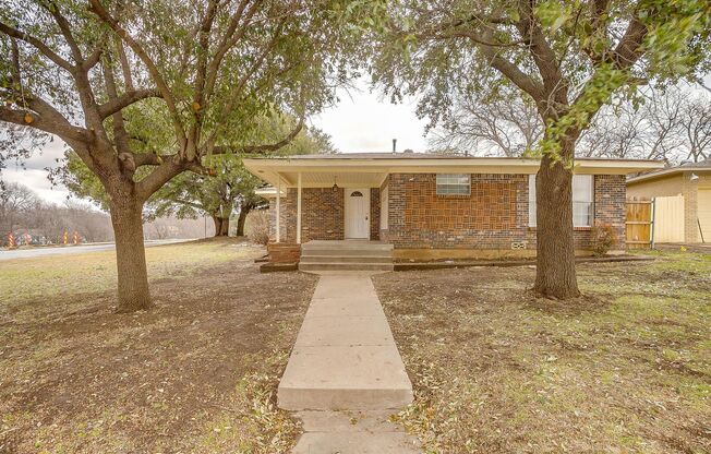 Spacious Updated 3 Bedroom, 2 Bath in heart of South Hills- 76133
