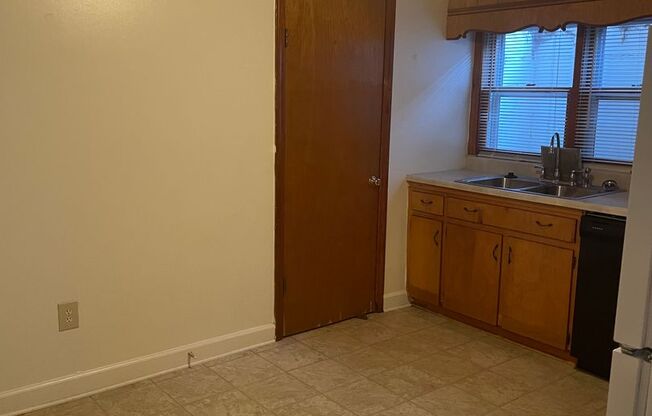 2 beds, 1 bath, 903 sqft, $1,110, Unit D-6