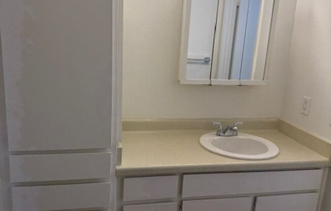 Studio, 1 bath, $950, Unit 18