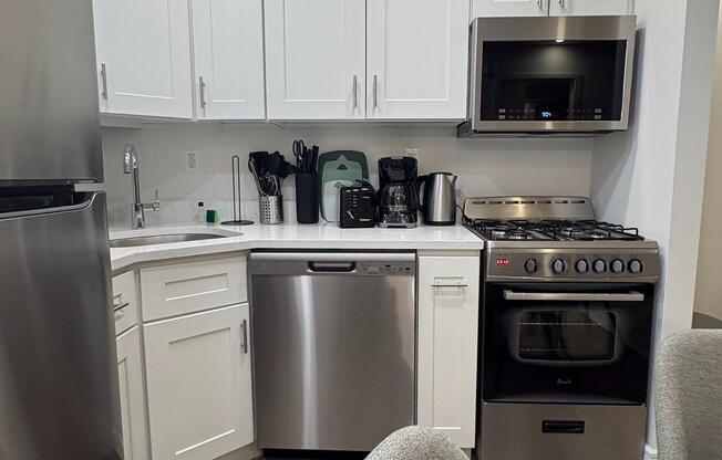 1 bed, 1 bath, $5,500, Unit 9D