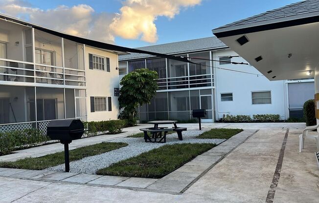 2 beds, 1 bath, 846 sqft, $1,925, Unit E205