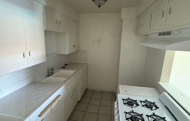 1 bed, 1 bath, 700 sqft, $1,800