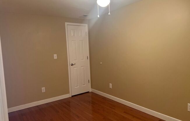 2 beds, 1 bath, $925, Unit 400 W. Jackson Blvd #2