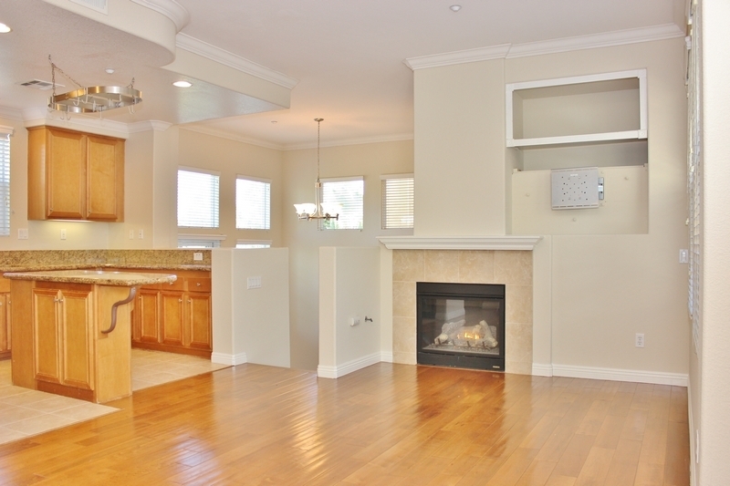 Spacious 3BR/2.5BA Townhome in Gated Community – Prime San Diego Location!