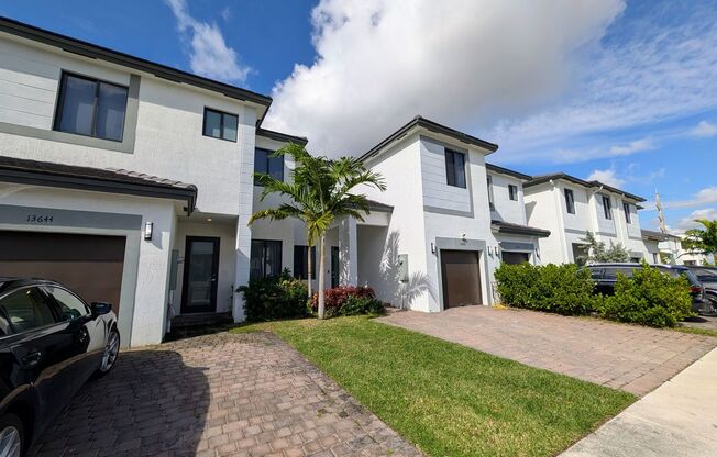 Spacious 3 Bedroom / 3.5 Bathroom Townhome for Rent – Miami