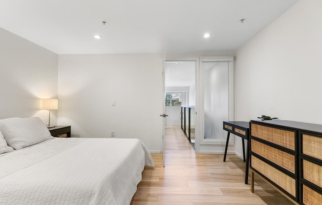 2 beds, 1.5 baths, 1,056 sqft, $4,200, Unit 520