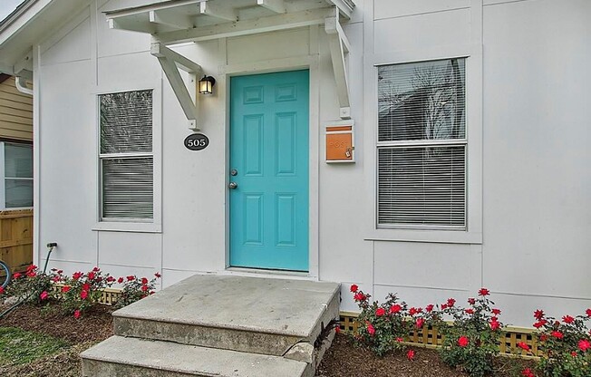 Great Location! Well kept 2/1 in 77022 move-in ready upon approval.