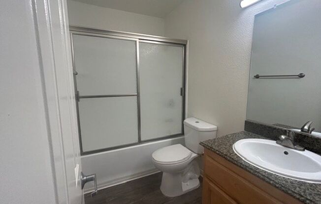 2 beds, 2 baths, 880 sqft, $2,695, Unit Q-39