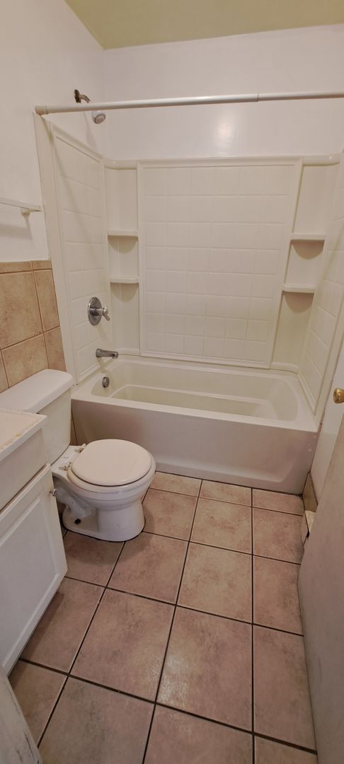 2 beds, 1 bath, $925, Unit C1