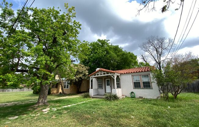 Location Location Location! 1/1 Cottage with an  Efficiency Guest House! & Bonus Room /  Fridge Included / NBISD