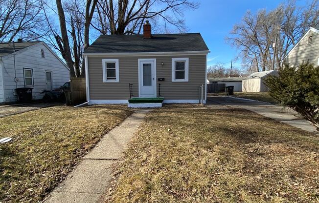 Cozy 1 Bedroom for Rent - Fenced in Yard and 1 Stall Garage