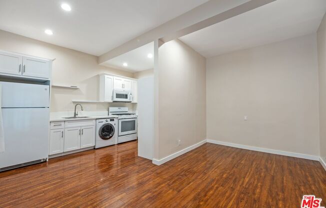 1115 N Beverly Glen