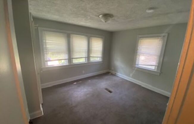 3 beds, 1 bath, $1,350, Unit 431