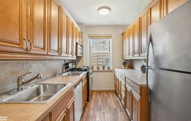 550 GRAND ST
