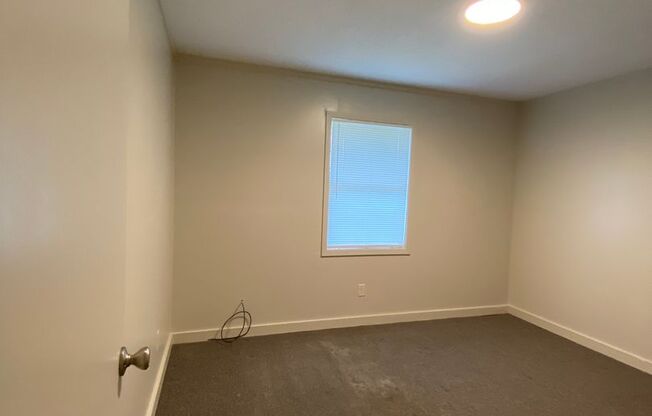 2 beds, 1 bath, $725, Unit 8