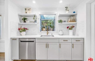 714 CRESTMOORE