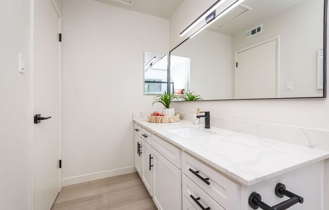 1 bed, 1 bath, 734 sqft, $1,575, Unit 5