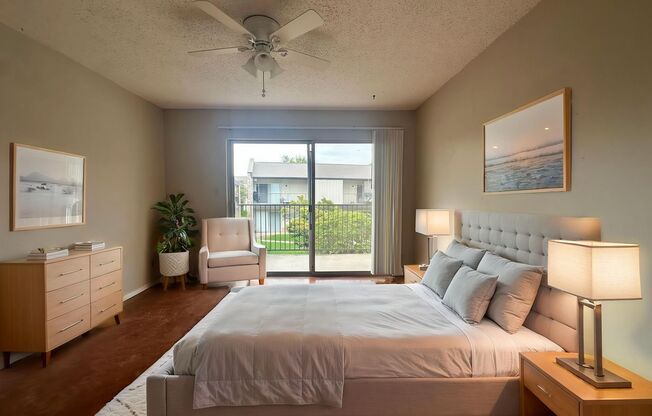 2 bed/1 ba: Lady Bird Lake Condo, Short Walk to Downtown!