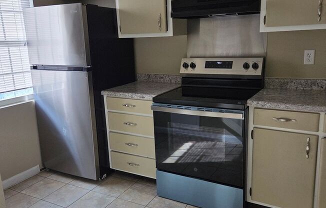 2 beds, 1.5 baths, 1,100 sqft, $1,035, Unit 43