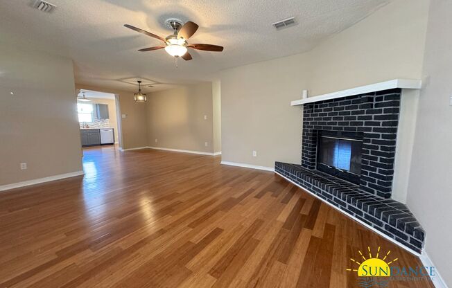 Charming 3-Bedroom Home Near Hurlburt Field AFB, Perfect for Relaxation and Entertaining!