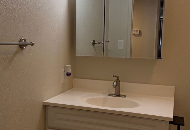 2 beds, 1 bath, 888 sqft, $1,725