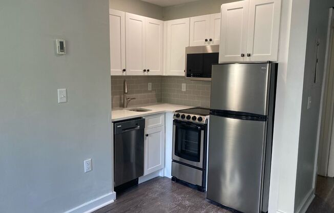 Studio, 1 bath, 305 sqft, $1,375, Unit 30