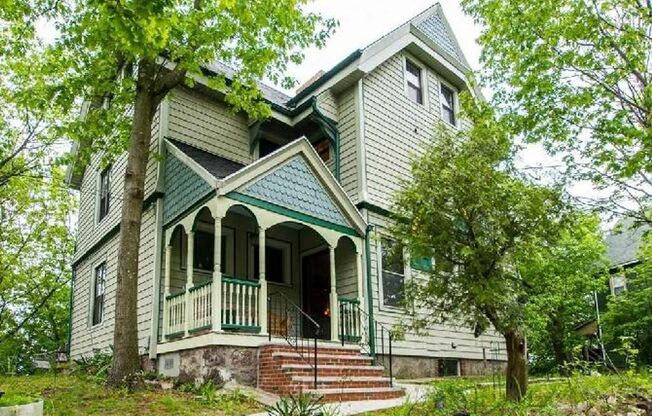 4 beds, 2 baths, $5,900, Unit 1
