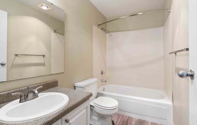 Saratoga Apartments in Everett, Washington Bathroom